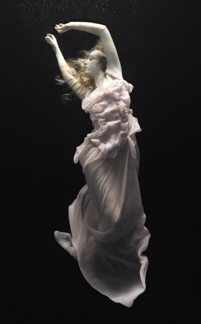  意大利摄影师Nadia Moro，演绎水下的芭蕾，灵动的生命。