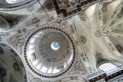 圣保禄圣路易教堂（Église Saint-Paul - Saint-Louis）是巴黎玛莱区的一座教堂，17世纪路易十三下令建造。建筑师是耶稣会会士Étienne Martellange和François Derand。教堂面临圣安托万路，毗邻同样由耶稣会士建立的…