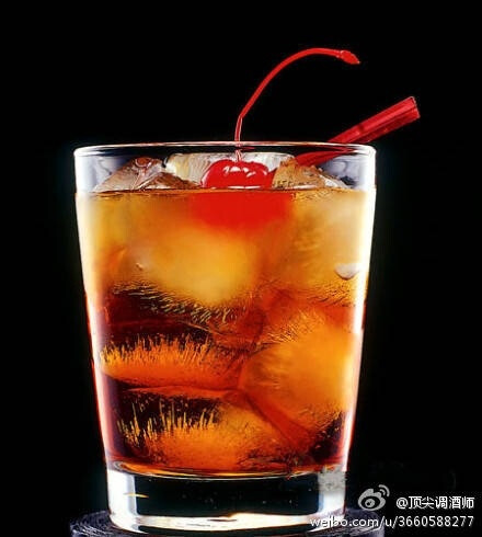 【黑色俄罗斯Black Russian】无味、无色且酒精纯度高是伏特加惹人喜爱的原因~材料:皇冠伏特加1.5盎司、卡鲁华咖啡甜酒3/4盎司 制作:1、宽口杯中放入六分满的冰块。2、倒入伏特加与咖啡酒，轻轻搅拌即可~除了咖啡香甜酒外，加入其他果汁也很好喝~