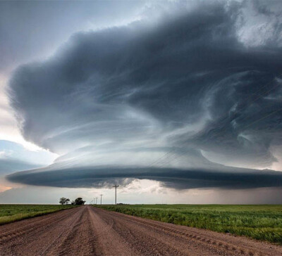 31岁的“追风暴人”马可•科洛舍茨(Marko Korosec)，拍摄超级雷雨胞在美国“龙卷风走廊”(Tornado Alley)形成时的骇人景象。超级雷雨胞作为一种强对流胞，极易导致龙卷风的形成。