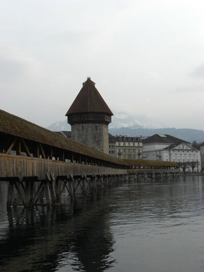 这座桥建于1300年，全长200米，是座廊桥，有120幅图画绘在横楣上，画中叙述了卢塞恩州和瑞士联邦的历史.这座经历了将近7个世纪的木桥已被人们看成为卢塞恩的标志。