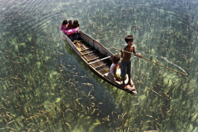 这是马来西亚小镇Sema一群划舟的孩子，像是在天空游荡