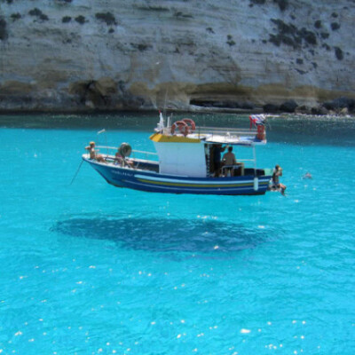 佩拉杰群岛（Pelagie Islands）位于地中海中部，海水透明得宛如船漂浮在蓝天上这个美，动人心魄……