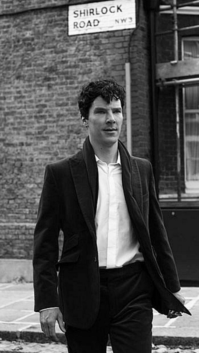 本尼迪克特·康伯巴奇（Benedict Cumberbatch），1976年7月19日出生于英国伦敦，英国演员。2000年，本尼迪克特出演电视剧《心跳》，开始演艺生涯。2004年，他在电视电影《霍金的故事》中饰演史蒂芬·霍金，并因此获得蒙特卡洛国际电视节最佳男主角奖，及英国电影和电视艺术学院电视奖最佳男主角的提名。2010年，本尼迪克特开始出演电视剧《神探夏洛克》，凭借该剧，他获得金卫星奖、广播电视新闻协会奖、及犯罪惊悚片奖等最佳男主角的奖项，更得到艾美奖、金球奖最佳男主角的提名。