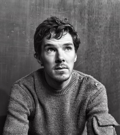 本尼迪克特·康伯巴奇（Benedict Cumberbatch），1976年7月19日出生于英国伦敦，英国演员。2000年，本尼迪克特出演电视剧《心跳》，开始演艺生涯。2004年，他在电视电影《霍金的故事》中饰演史蒂芬·霍金，并因此获得…