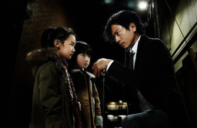 《明天，妈妈不在》(明日、ママがいない)，是日本电视台（NTV）于2014年1月开始放送的日本电视剧，故事发生在儿童院「小水鸭之家」，少女真希（铃木梨央）遇上了被称为「POST」的少女（芦田爱菜），她割舍一切从亲人…