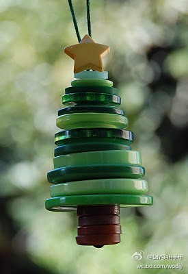 纽扣做成的圣诞树！~