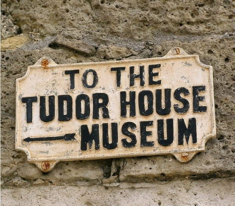 都铎建筑博物馆Tudor House Museum是南安普敦少数留存至今的古建筑，修建于1495年，历史上曾作为家居、艺术家工作室和商业建筑。都铎王朝是1485-1603年间统治英格兰王国的王朝，共经历了五代君主。虽然历时不长，但都铎王朝处于英国从封建社会向资本主义社会转型的一个关键时代