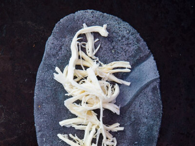 蓝色玉米饼（Blue Corn Tortillas），原料是蓝色玉米。