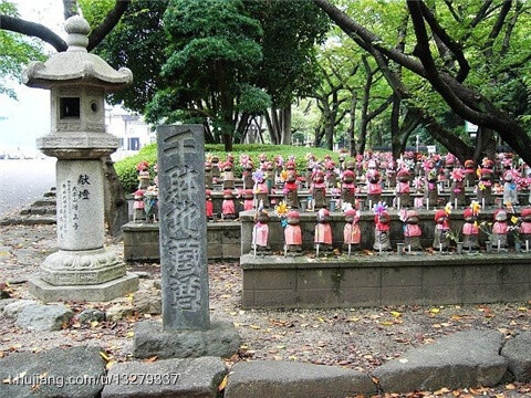 日本人篤信地藏菩薩，在日本的居民區(qū)，幾乎每一個丁目都至少擁有一個“地藏”，“地藏”就是地藏菩薩居住的別墅，裡面供奉著讓日本人尊崇膜拜的地藏菩薩。給地藏菩薩住別墅，這是日本人尊崇地藏菩薩的獨特方式。