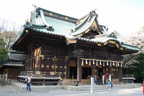 三岛大社——伊豆半岛最大的一个神社。是创建镰仓幕府(1192年－1333年)的源赖朝举兵祈祷成功之地，有着千年的以上历史。三岛大社的建筑物在历史上历经了数次火灾和倒塌，现在的社殿建于1860年-1869年期间。三岛大社供奉的是大山氐命和积羽八重事代主神，两神合称为三岛大明神。