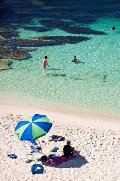 Rottnest Island，澳大利亚。 趁天空还明媚蔚蓝，趁花朵鲜艳，做梦吧！