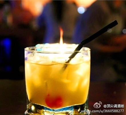 【威士忌酸Whiskey Sour】短饮,酒度24％这大概是最早的鸡尾酒之一，直到今日它仍享有极大的声望~材料：1/10糖浆3/10新榨的柠摄汁6/10波本威士忌，少许蛋白 制作：在加了冰的摇酒壶中倒人配料，搅起泡沫。过滤至酒杯中，樱桃点缀~~