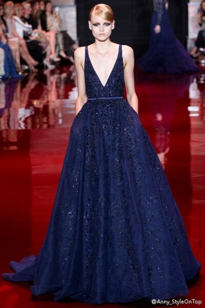 宝蓝色V领礼服 Fashion show. Elie Saab