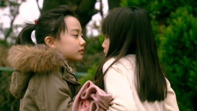 《明天，妈妈不在》(明日、ママがいない)，是日本电视台（NTV）于2014年1月开始放送的日本电视剧，故事发生在儿童院「小水鸭之家」，少女真希（铃木梨央）遇上了被称为「POST」的少女（芦田爱菜），她割舍一切从亲人…