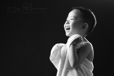 黑白色调也不错，小可乐三岁照——来自深圳婴爱儿童摄影每日客片欣赏节选www.szinlove.com