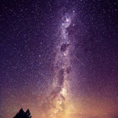 新西兰的小镇特卡波，全世界星空最美的地方。这里的星空最干净，夜空静谧而璀璨。