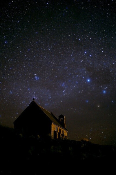 新西兰的小镇特卡波，全世界星空最美的地方。这里的星空最干净，夜空静谧而璀璨。