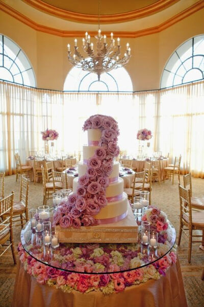 结婚蛋糕~~~花插慢点就麻烦；了。。。。。。