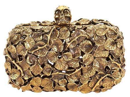 品牌：Alexander McQueen 款名：Alexander McQueen（skull）box clutch-Engraved leaf and thorn box clutch 妖异出位的设计风格加上精美的制作工艺，使得拿这款手包出席夜场的人能够大放异彩，指尖轻触的仿佛不只是一件配饰，而是耀眼的艺术品！华丽和艳异是这款手包的最大特点。当然，麦昆的每一件商品都不是随便一个人能hold得住的，如果你眼波流转、气势过人，拿上这款包则可以更显女王气质！骷髅手包下有很多子系列，每款的名字也各异，skull box clutch只是泛指各种骷髅手包。 价格：常见款约RMB10000-25000