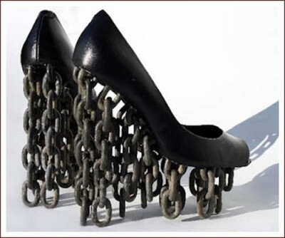 充满枷锁的鞋，从牢里遢逃出的囚犯