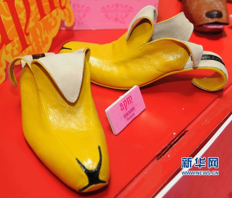 你真爱吃香蕉，但是吃完了也不能直接扔地上呀