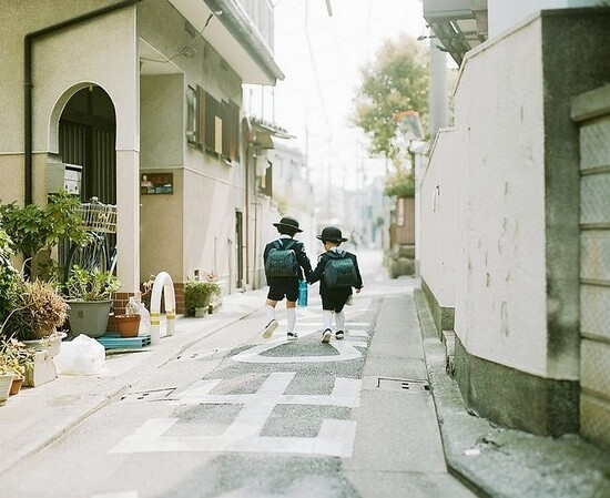 Haru和Mina：来自日本摄影师滨田英明(Hideaki Hamada)的作品。这是一个自2010开始的系列，Haru和Mina在作品中以纯朴自然的本色非凡出演，身为爸爸的摄影师就用镜头记录下了他们在日常生活中天真可爱、手足情深的点点滴滴。透过柔和美好及清新恬淡的温情画面，摄影师向所有人传递了生活中的美好与幸福的一面。