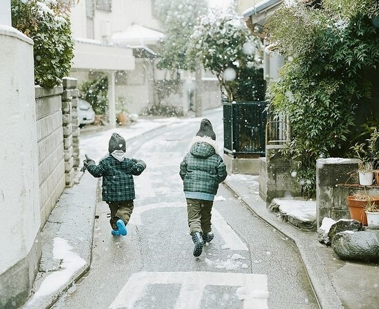 Haru和Mina：来自日本摄影师滨田英明(Hideaki Hamada)的作品。这是一个自2010开始的系列，Haru和Mina在作品中以纯朴自然的本色非凡出演，身为爸爸的摄影师就用镜头记录下了他们在日常生活中天真可爱、手足情深的点点滴滴。透过柔和美好及清新恬淡的温情画面，摄影师向所有人传递了生活中的美好与幸福的一面。