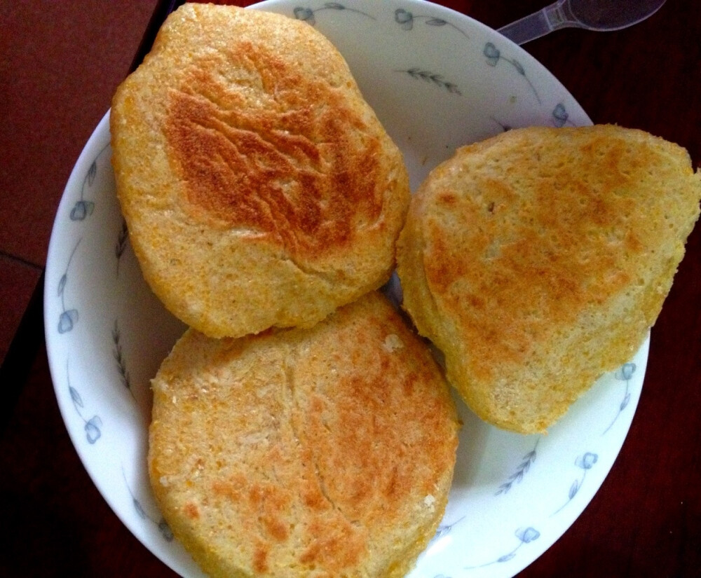 黄金玉米全麦贴饼饼：玉米糁、麦麸、全麦面，不加油，电饼铛烤的！健康无油so easy 的handmade主食喔！