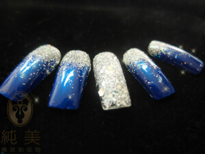   美美的法式渐变最能衬托气质，无论是优雅，时尚或者沉稳都能从法式美甲中展出来