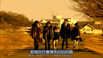 .《明天，妈妈不在》(明日)，是日本电视台（NTV）于2014年1月开始放送的日本电视剧，故事发生在儿童院「小水鸭之家」，少女真希（铃木梨央）遇上了被称为「POST」的少女（芦田爱菜），她割舍一切从亲人得到的东西甚…