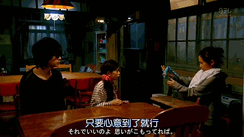《明天，妈妈不在》(明日)，是日本电视台（NTV）于2014年1月开始放送的日本电视剧，故事发生在儿童院「小水鸭之家」，少女真希（铃木梨央）遇上了被称为「POST」的少女（芦田爱菜），她割舍一切从亲人得到的东西甚至…
