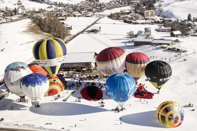  第36届瑞士代堡国际热气球节，色彩缤纷的热气球从地面起飞，瑞士阿尔卑斯山。瑞士代堡以其独特的微气候成为热气球运动的理想场所，人类历史上首次不着陆热气球环球飞行就是在代堡完成。本届热气球节共吸引来自12个…