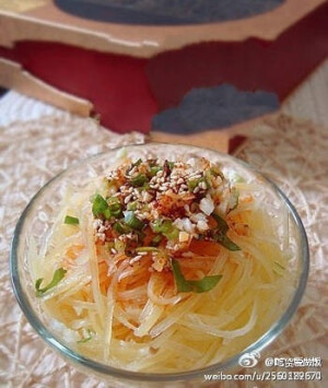  【DIY凉拌土豆丝】1土豆去皮洗净刨成丝，蒜、姜剁成泥，葱、香菜切末待用；2锅下水烧开，把土豆放入焯水（不要煮太久了，太久就不脆了），迅速过冷河，沥干水份，调入蒜姜泥、葱、香菜末、辣椒油、花椒油、芝麻油、酱油、陈醋、少量盐和鸡精，拌匀即可。