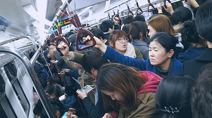 【首尔地铁图中文版】从来没有想过首尔的地铁在 10:00 PM 这个时段会如此拥挤 几乎每到一个站就会在本来已经挤满人的车厢内再增加一倍 最后把我们挤得站在那么丁点的地方动也不敢动 是因为都是加班的打工族么 还是大家都在赶尾班车 实在费解http://www.hanguoyou.org/public/traffic/main/2