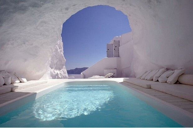 在希腊圣托里尼岛，徜徉在洞穴泳池中。