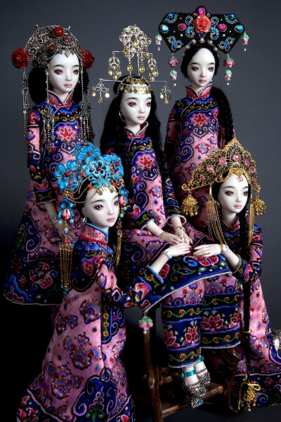 Enchanted Doll 翻译过来就是“被施了魔法的娃娃&amp;quot;。是一个奢侈娃娃品牌，可以说是娃娃中的爱马仕。这些高贵而精美的瓷娃娃是由一位年轻而富有天赋的俄裔加拿大俏象艺术家Marina Bychkova一手创造的。