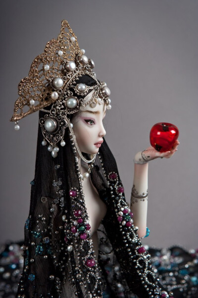 Enchanted Doll 翻译过来就是“被施了魔法的娃娃&amp;quot;。是一个奢侈娃娃品牌，可以说是娃娃中的爱马仕。这些高贵而精美的瓷娃娃是由一位年轻而富有天赋的俄裔加拿大俏象艺术家Marina Bychkova一手创造的。