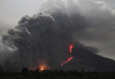 9/印尼锡纳朋火山喷发