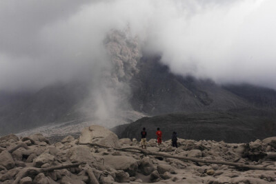 8/印尼锡纳朋火山喷发