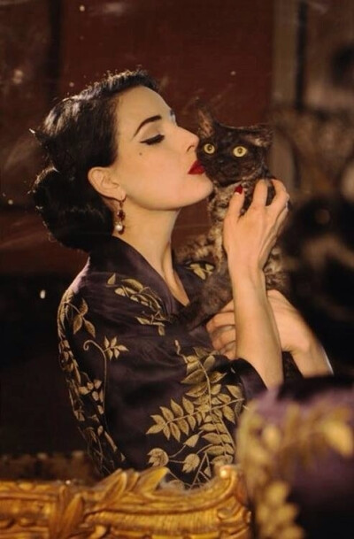 Dita Von Teese 此时美得如此安静。