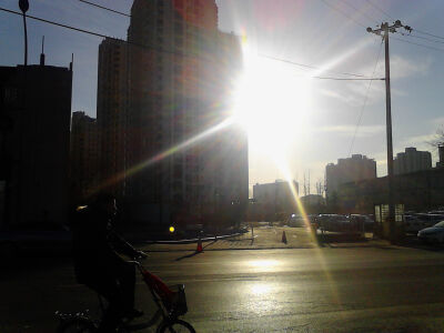 深恶痛绝的讨厌着离别，猛然惊醒，一种不安的情绪在这个黑夜显得更加深沉，对生活有魄力的姑娘，希望你一切都好，正如你信中写到，未来的你们必定会有着不一样的光辉荣耀。我自始至终都相信，在某一个阳光明媚的早晨…