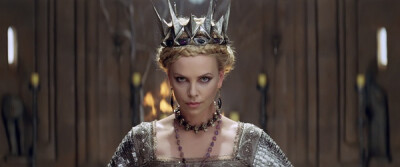 查理兹·塞隆 Charlize Theronshiy饰白雪公主与猎人拉文纳王后