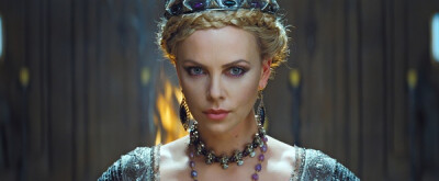 查理兹·塞隆 Charlize Theronshiy饰白雪公主与猎人拉文纳王后