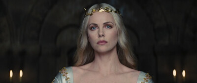 查理兹·塞隆 Charlize Theronshiy饰白雪公主与猎人拉文纳王后