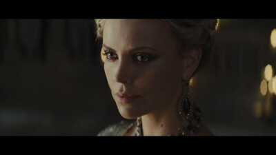 查理兹·塞隆 Charlize Theronshiy饰白雪公主与猎人拉文纳王后