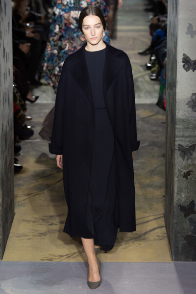 Valentino Spring2014Couture本季高级定制秀再一次选择向古典歌剧艺术致敬。开场Look就将作曲家威尔第创作的《茶花女》一曲的五线谱刺绣在半透明的绢纱长裙上；普切尼的《波西米亚人》启发了他们创作出优雅的藏蓝色…