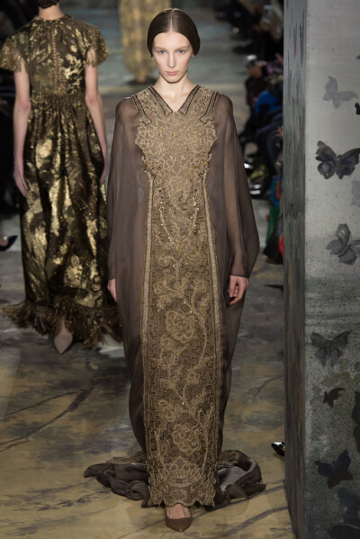 Valentino Spring2014Couture本季高级定制秀再一次选择向古典歌剧艺术致敬。开场Look就将作曲家威尔第创作的《茶花女》一曲的五线谱刺绣在半透明的绢纱长裙上；普切尼的《波西米亚人》启发了他们创作出优雅的藏蓝色…