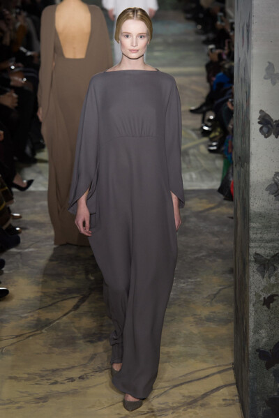 Valentino Spring2014Couture本季高级定制秀再一次选择向古典歌剧艺术致敬。开场Look就将作曲家威尔第创作的《茶花女》一曲的五线谱刺绣在半透明的绢纱长裙上；普切尼的《波西米亚人》启发了他们创作出优雅的藏蓝色…