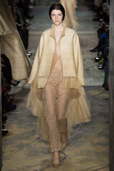 Valentino Spring2014Couture本季高级定制秀再一次选择向古典歌剧艺术致敬。开场Look就将作曲家威尔第创作的《茶花女》一曲的五线谱刺绣在半透明的绢纱长裙上；普切尼的《波西米亚人》启发了他们创作出优雅的藏蓝色…